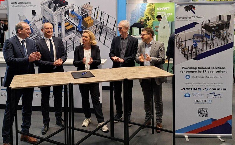 signature de la création du consortium d'entreprises Composites TP Team à l'occasion du salon JECWORLD le 5 mars 2025