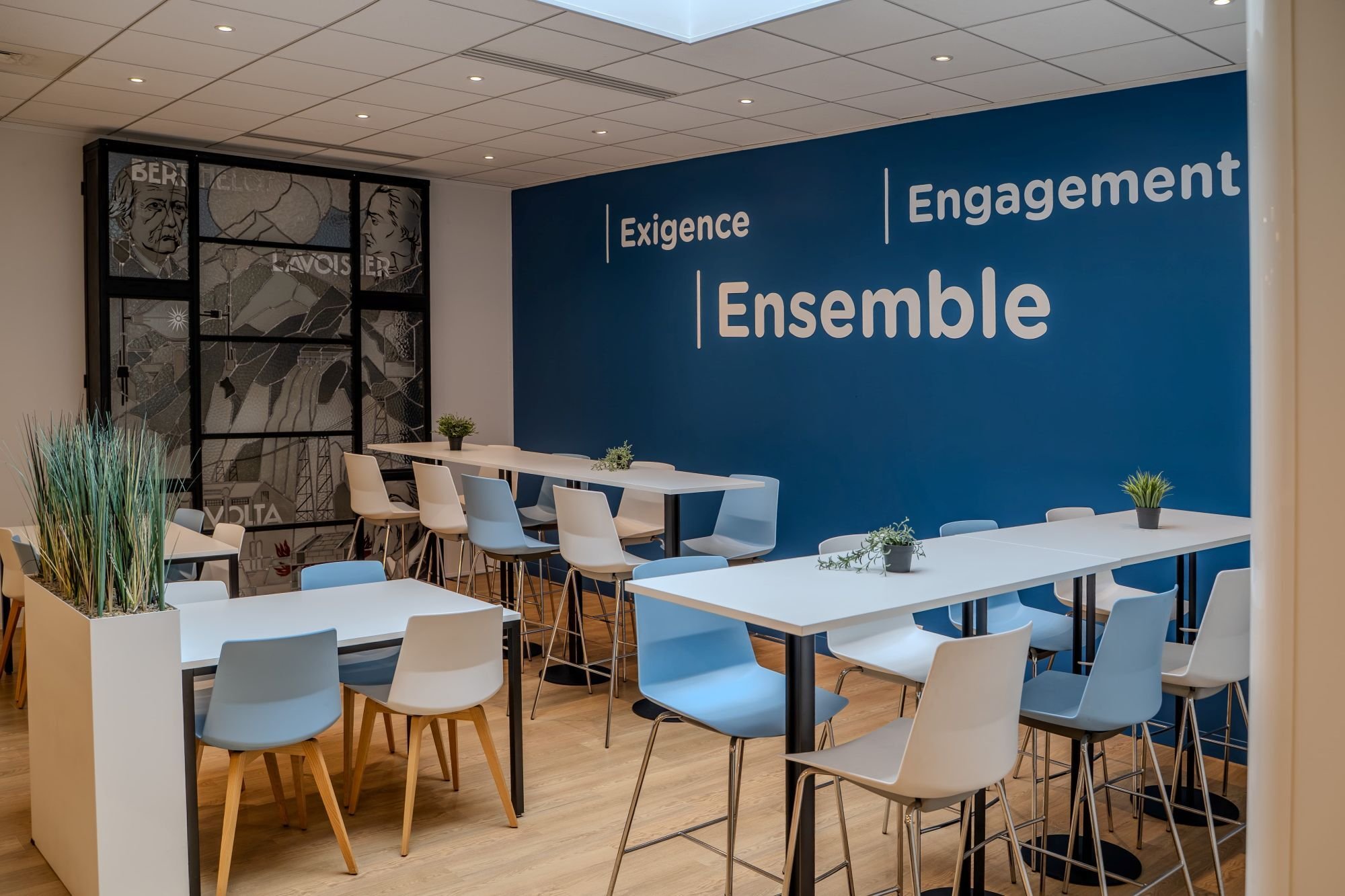 Salle de convivialité, valeurs et vitrail, siège social Institut de Soudure