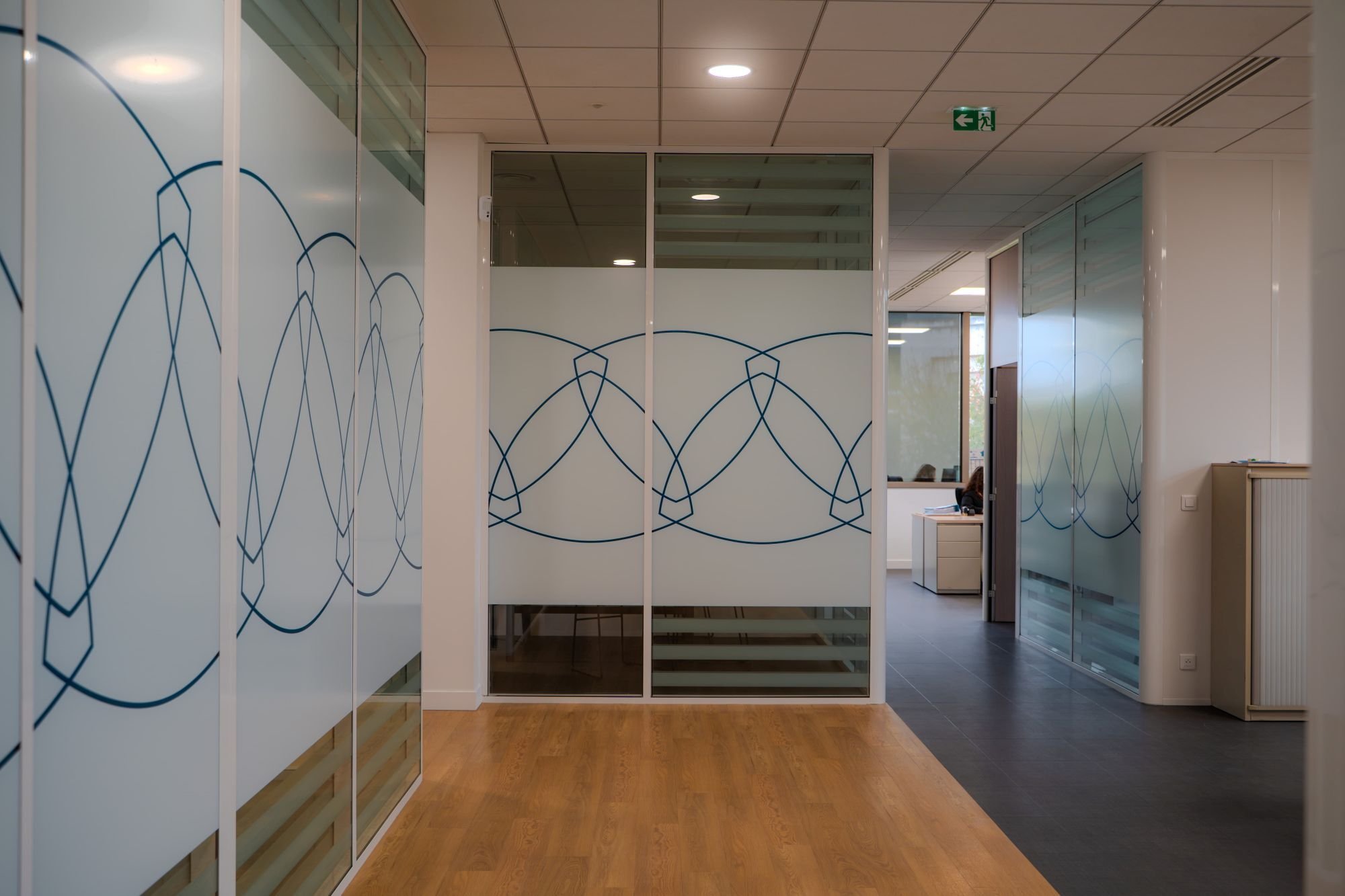 Couloirs et parois vitrées des salles collaboratives, Siège social Groupe Institut de Soudure