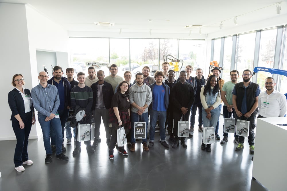 Photo de groupe des étudiants ESSA et EAPS chez SKS Welding Systems, Kaiserlautern, juin 2025